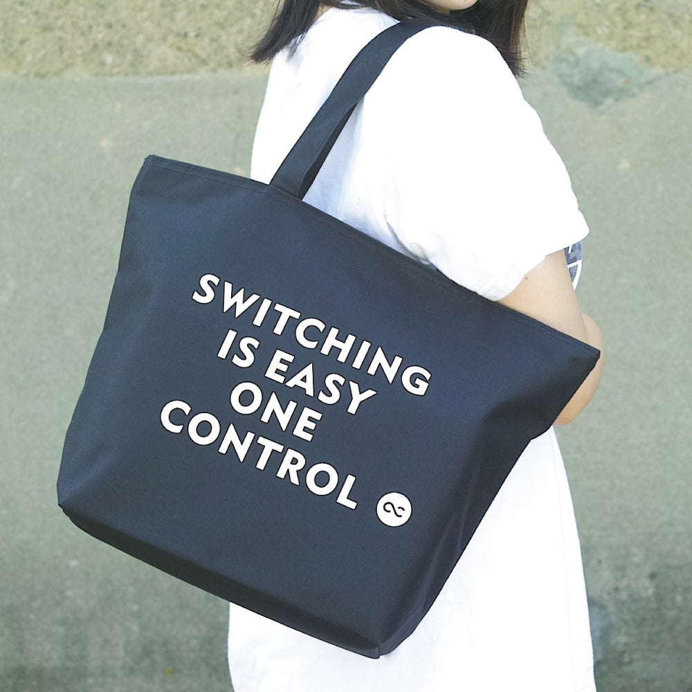 One Control - ファスナー付きトートバッグ ブラック Switching is Easy プリント