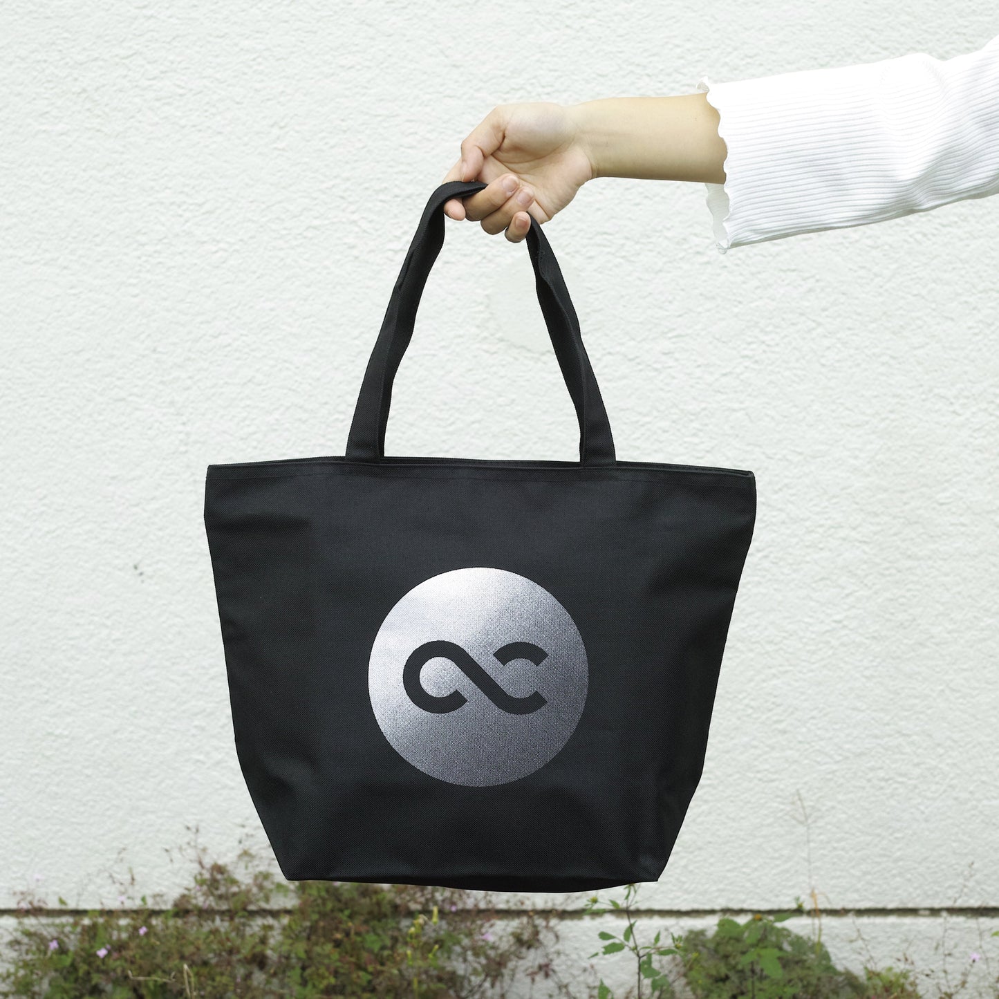 One Control - ファスナー付きトートバッグ ブラック ロゴ プリント